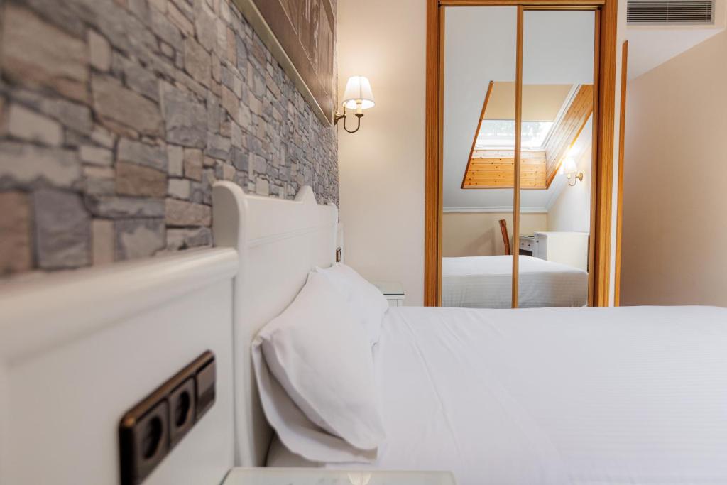 Hotel Ciudad Cangas de Onis - ダブルルーム 屋根裏部屋