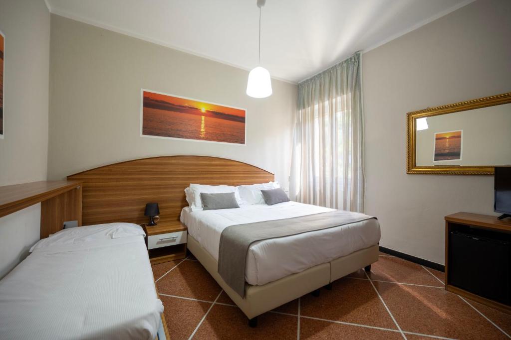 Hotel Mediterraneo - Habitación Triple Con Vistas Al Jardín