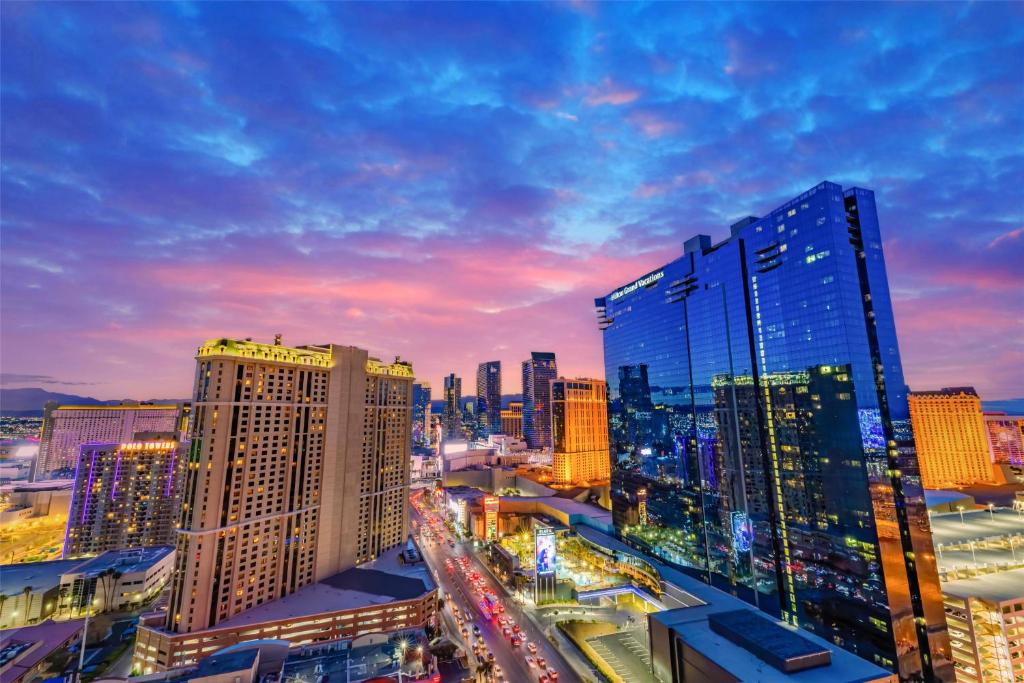 ein Blick auf eine Stadt bei Nacht mit Gebäuden in der Unterkunft Hilton Club Elara Las Vegas in Las Vegas
