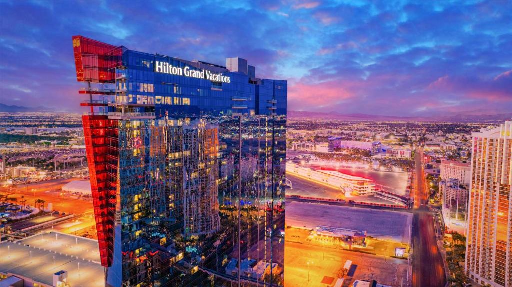 Blick auf ein hohes Gebäude in einer Stadt in der Unterkunft Hilton Club Elara Las Vegas in Las Vegas