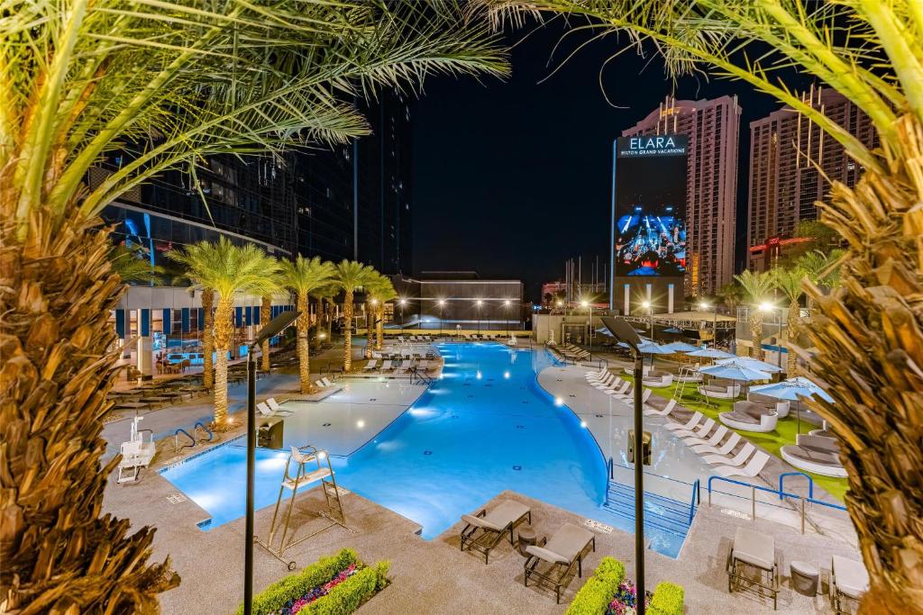 Der Swimmingpool an oder in der Nähe von Hilton Club Elara Las Vegas