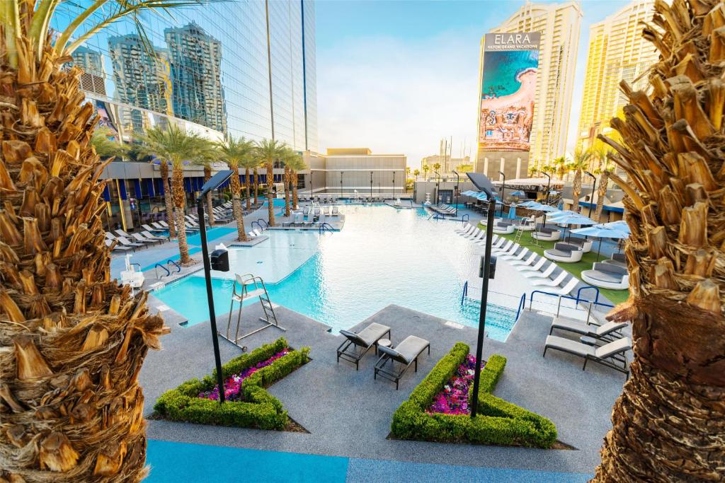 Der Swimmingpool an oder in der Nähe von Hilton Club Elara Las Vegas