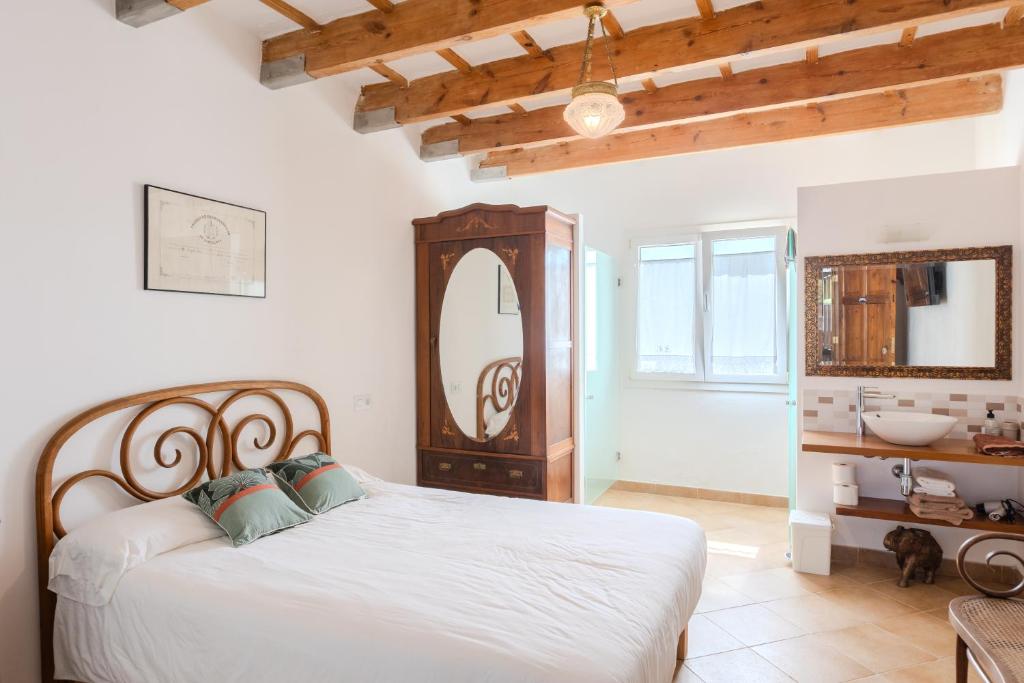 A bed or beds in a room at Agroturismo Son Rosas
