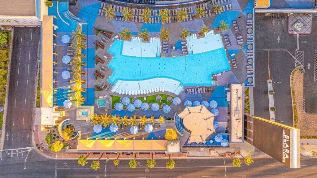 Der Swimmingpool an oder in der Nähe von Hilton Club Elara Las Vegas
