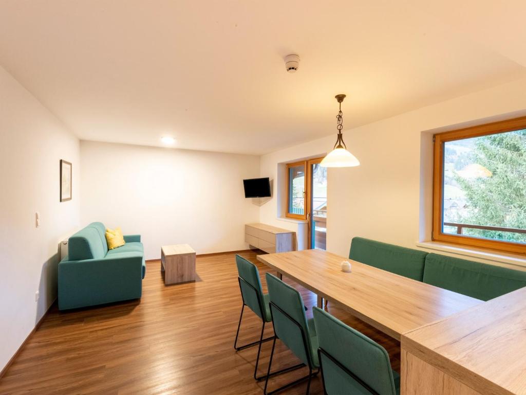 TV a/nebo společenská místnost v ubytování Lovely Apartment with Sauna, Ski Storage, Pool, Terrace