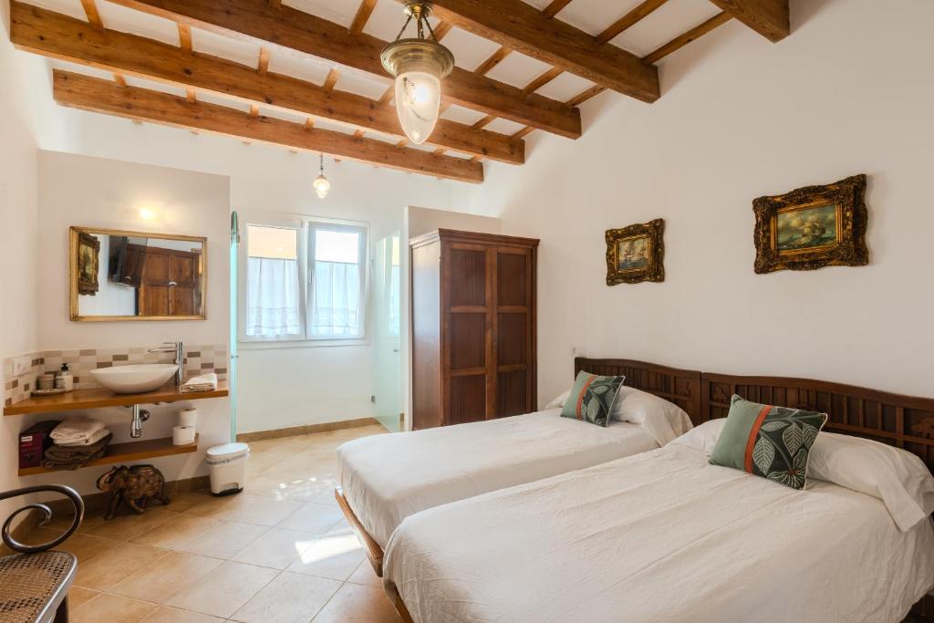 A bed or beds in a room at Agroturismo Son Rosas