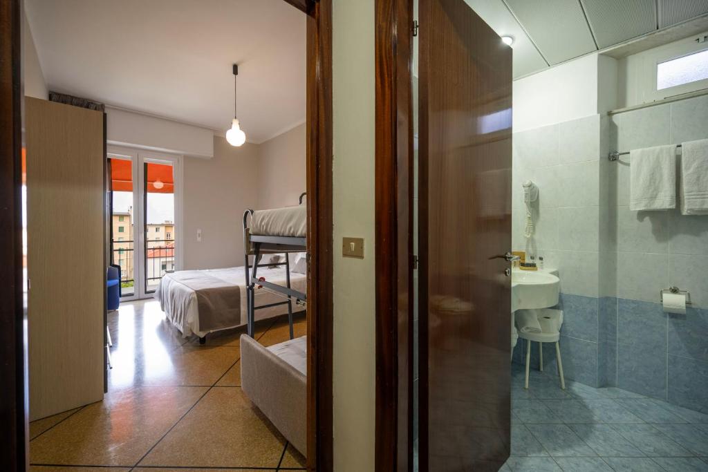 Hotel Mediterraneo - Habitación Familiar Con Balcón