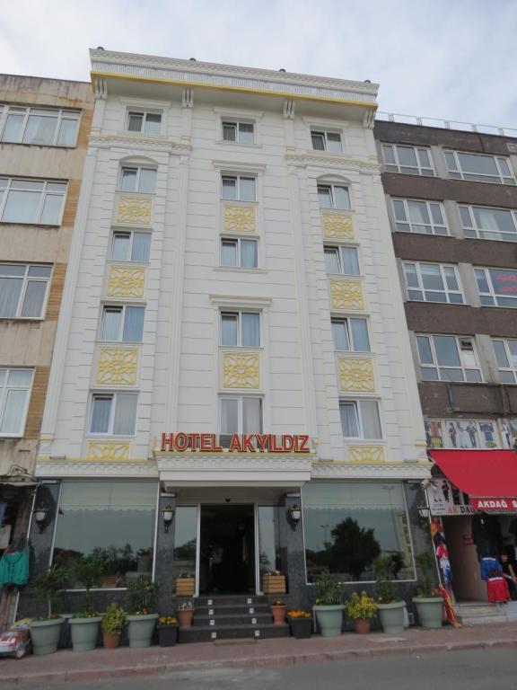 un hotel avaliable en la esquina de una calle en Hotel Akyildiz, en Estambul