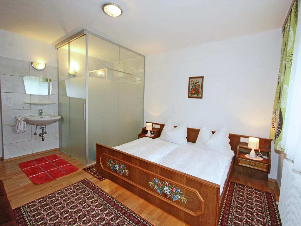 Postel nebo postele na pokoji v ubytování Cozy Apartment in Aschau im Zillertal near Ski Lift