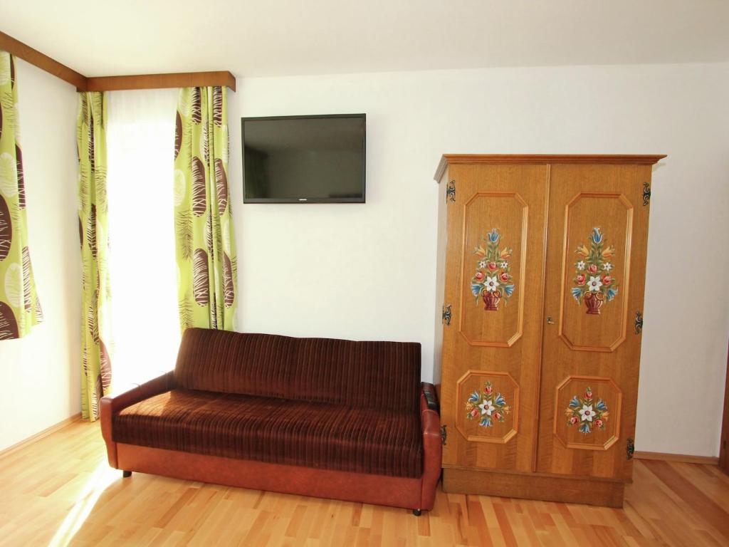 TV a/nebo společenská místnost v ubytování Cozy Apartment in Aschau im Zillertal near Ski Lift