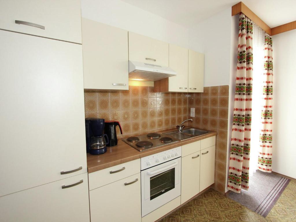 Kuchyň nebo kuchyňský kout v ubytování Cozy Apartment in Aschau im Zillertal near Ski Lift