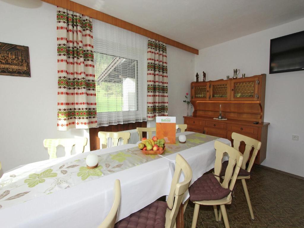 TV a/nebo společenská místnost v ubytování Cozy Apartment in Aschau im Zillertal near Ski Lift