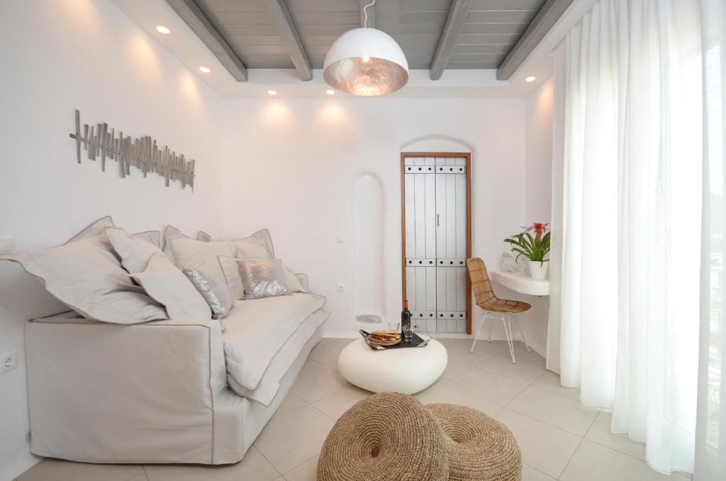 Uma área de estar em Naxos Euphoria Suites