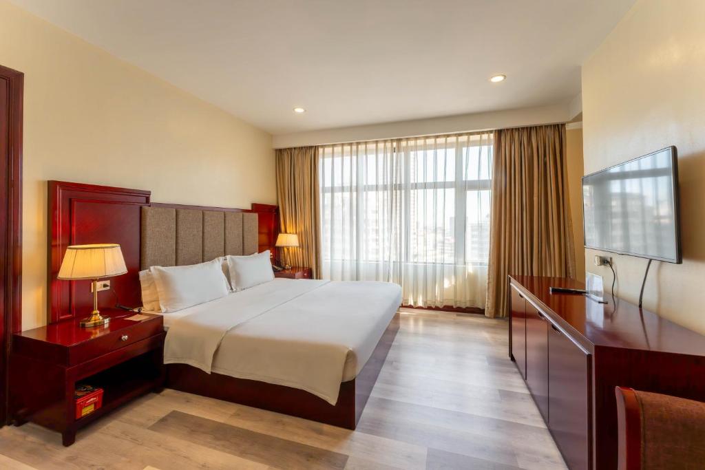 Postel nebo postele na pokoji v ubytování Swiss-Belhotel Blulane