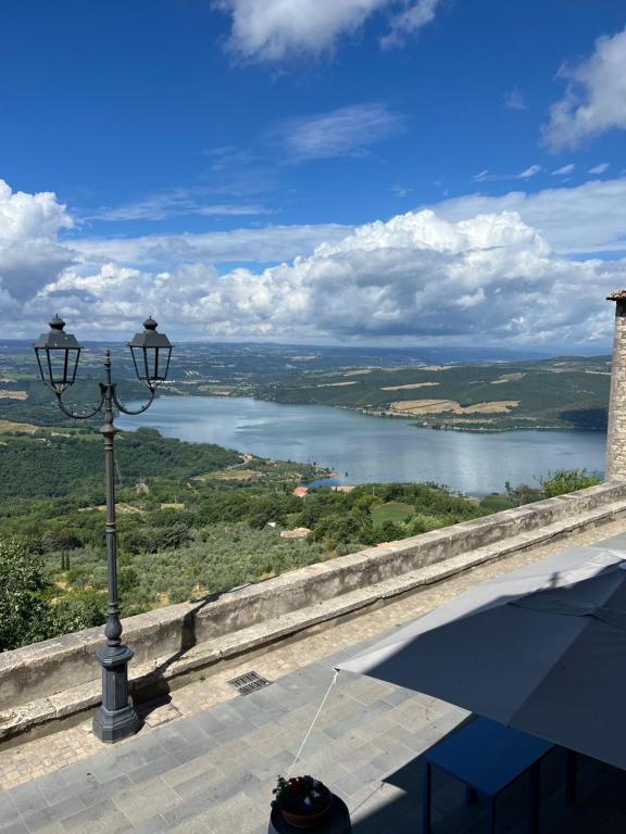 un lampione su un muro con vista sul lago di Al Panorama Civitella del Lago a Civitella Del Lago