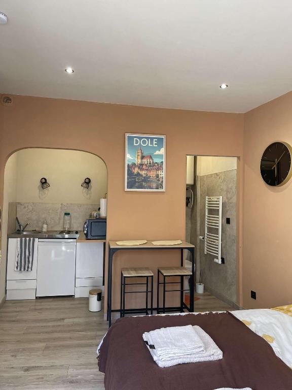 Il comprend une chambre avec un lit et une cuisine avec un évier. dans l'établissement Studio l'iDOLE, à La Celle-sous-Gouzon