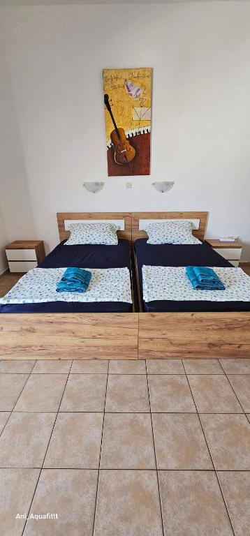Dos camas individuales en una habitación con en Pergamonto Apartments, en Ayia Napa