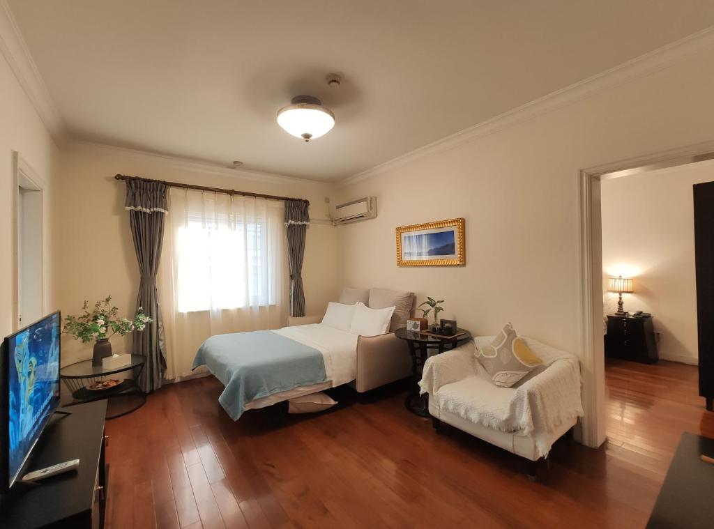 Tempat tidur dalam kamar di Ladoll Service Apartments