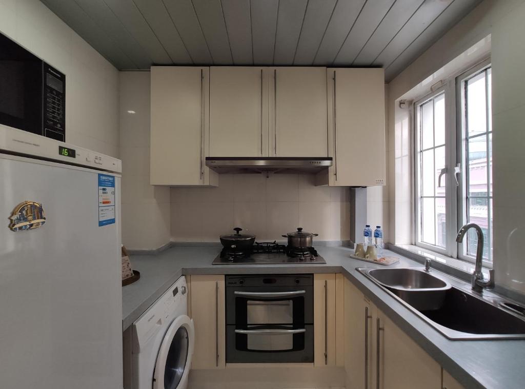 Dapur atau dapur kecil di Ladoll Service Apartments