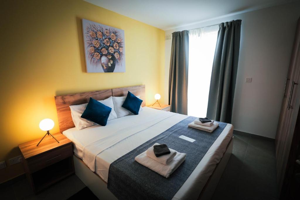 Postel nebo postele na pokoji v ubytování SkyLounge Suites