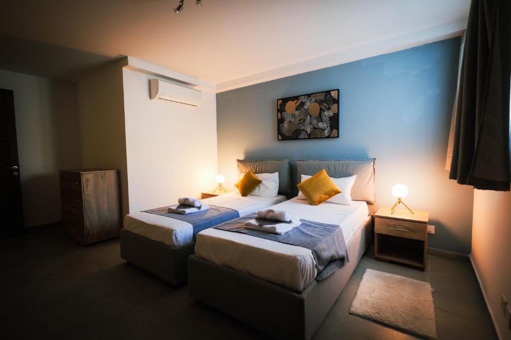 Postel nebo postele na pokoji v ubytování SkyLounge Suites