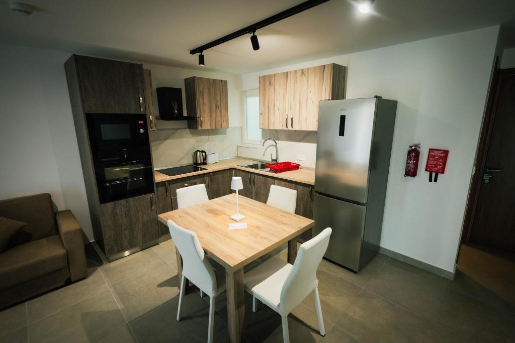 Kuchyň nebo kuchyňský kout v ubytování SkyLounge Suites