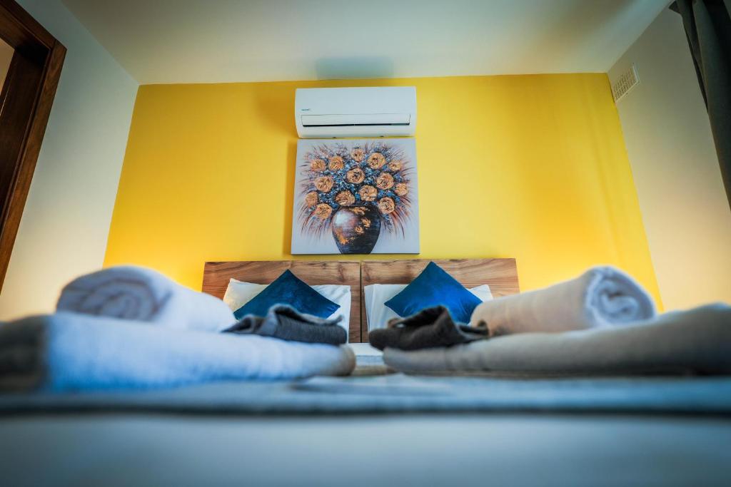 Postel nebo postele na pokoji v ubytování SkyLounge Suites