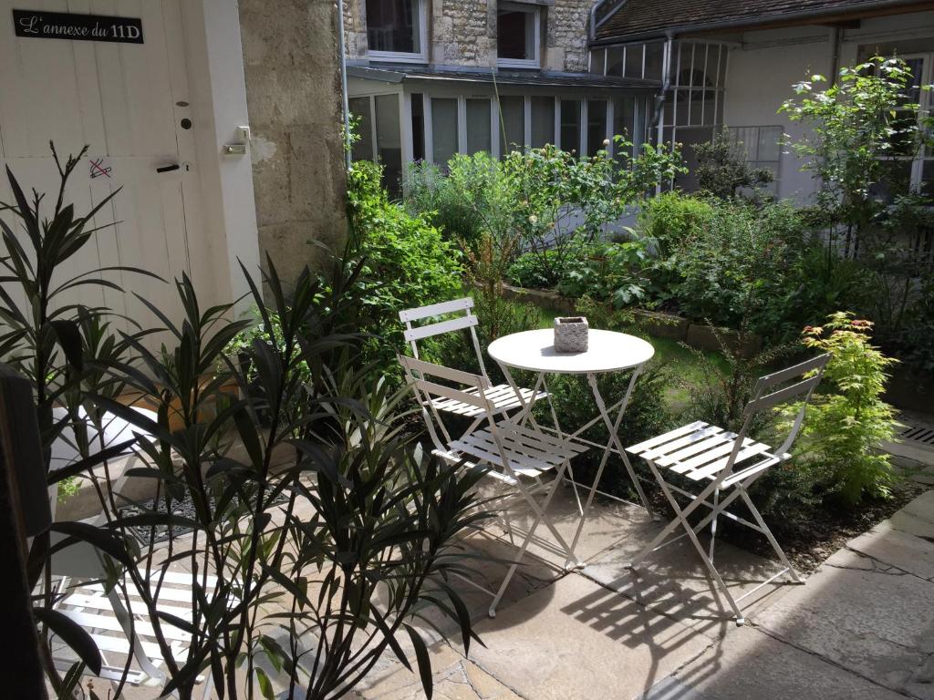 A patio or other outdoor area at L&#39;Annexe Apparth&ocirc;tel du 11 C, 3 &eacute;toiles