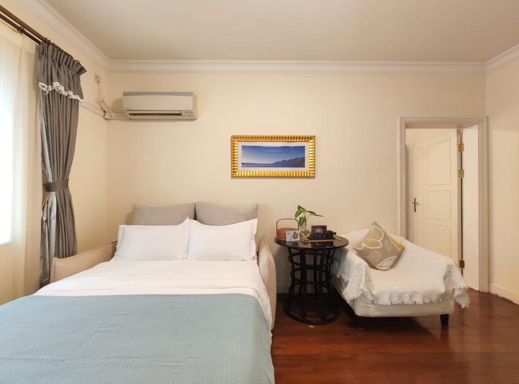 Tempat tidur dalam kamar di Ladoll Service Apartments