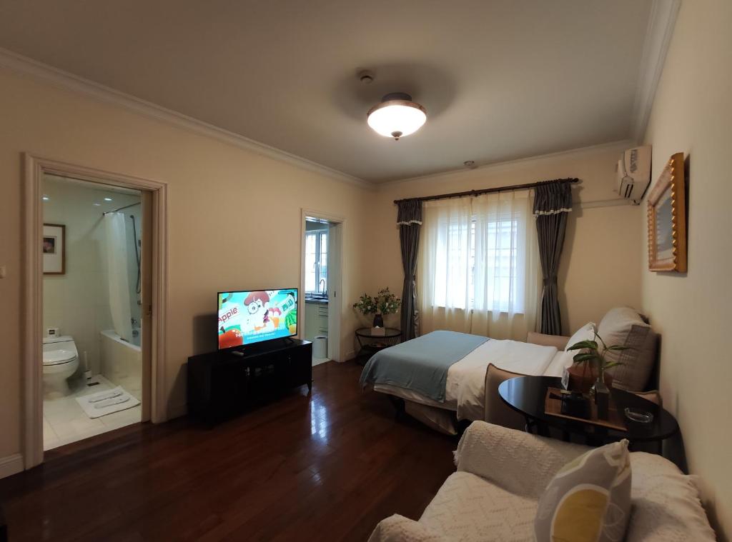 Televisi dan/atau pusat hiburan di Ladoll Service Apartments