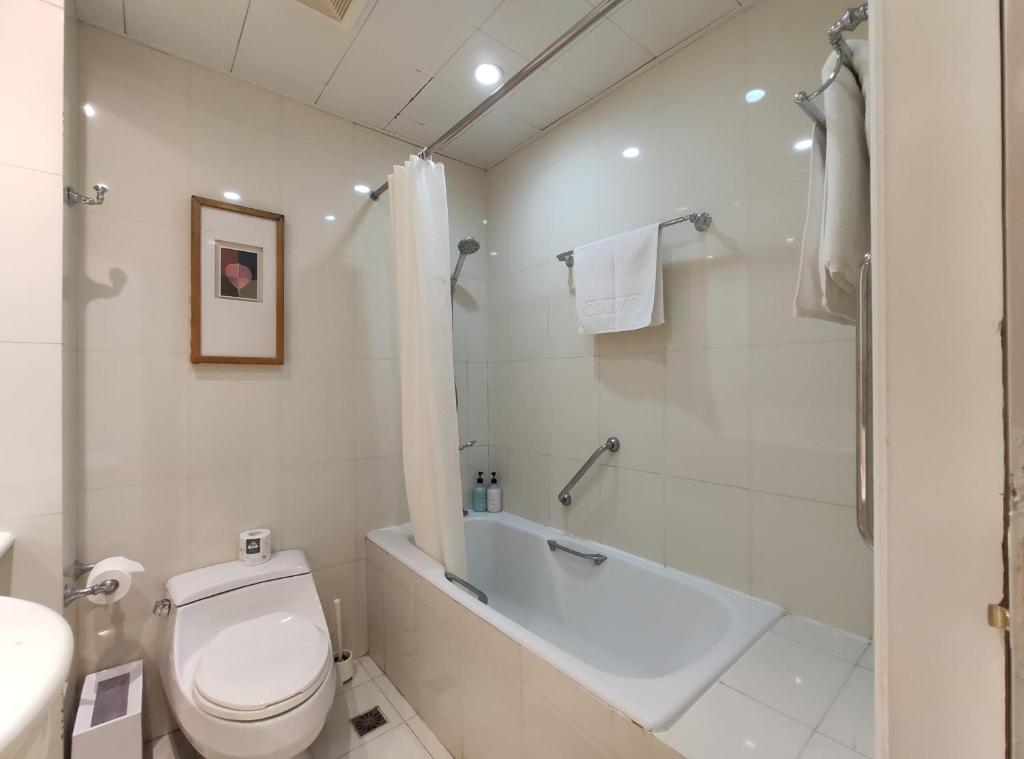 Kamar mandi di Ladoll Service Apartments