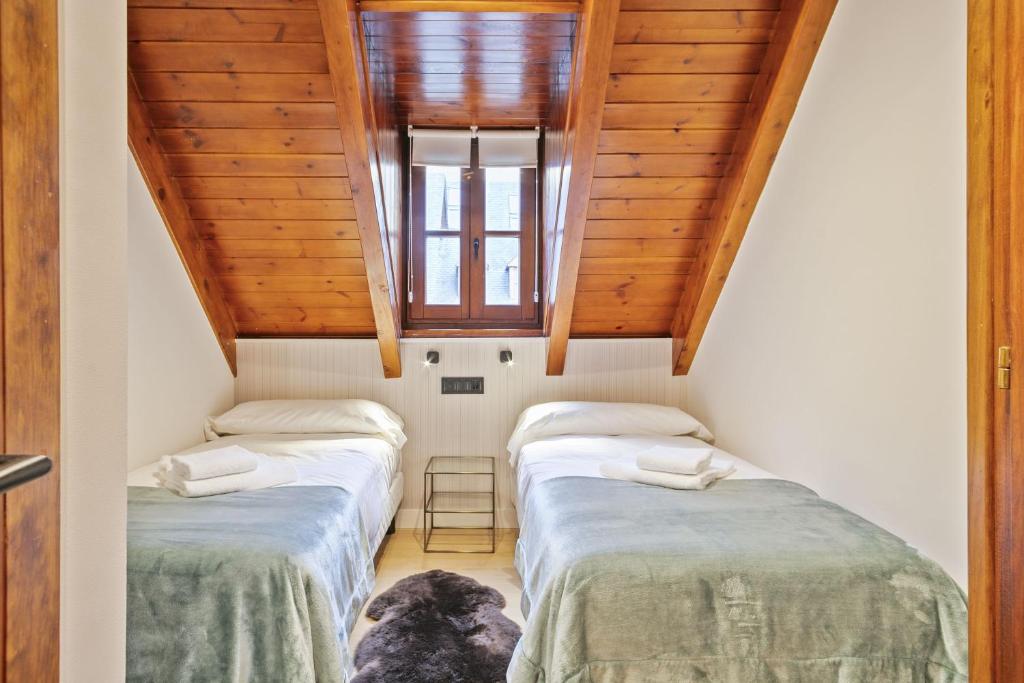 Postel nebo postele na pokoji v ubytování Luderna - Dúplex con terraza Laveja