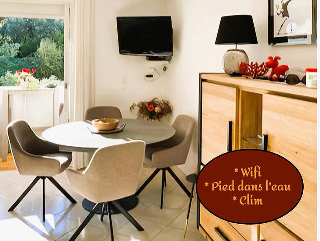 une petite salle à manger avec une table et des chaises dans l'établissement F2 tout confort, les pieds dans l'eau, PORTICCIO, à Grosseto-Prugna