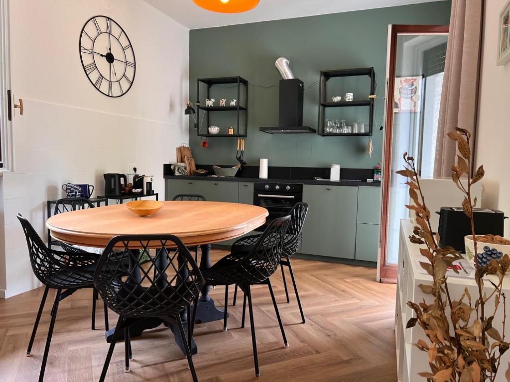 a kitchen and dining room with a wooden table and chairs at Kibilù - Casa Gaudia Natura, relax e comfort a due passi da Varese in Barasso