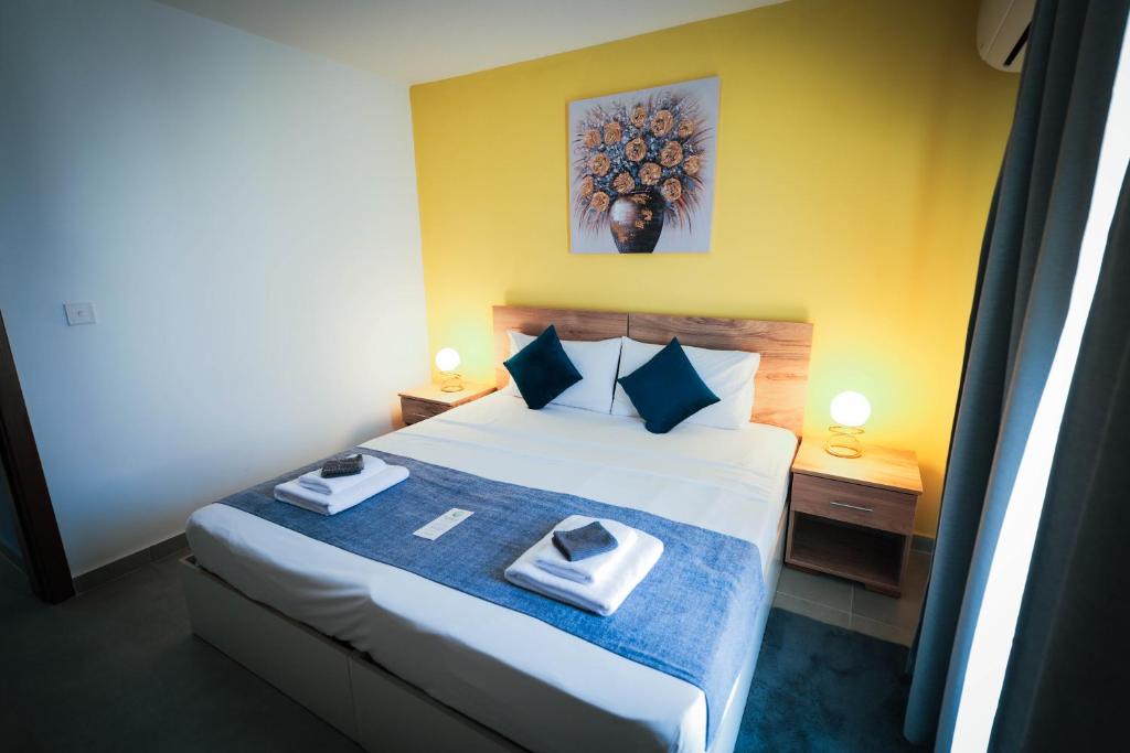 Postel nebo postele na pokoji v ubytování SkyLounge Suites