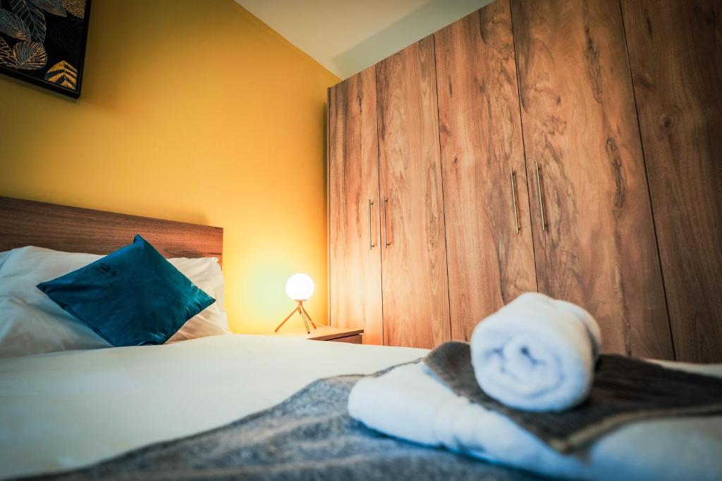 Postel nebo postele na pokoji v ubytování SkyLounge Suites