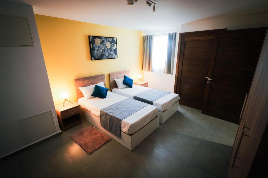 Postel nebo postele na pokoji v ubytování SkyLounge Suites