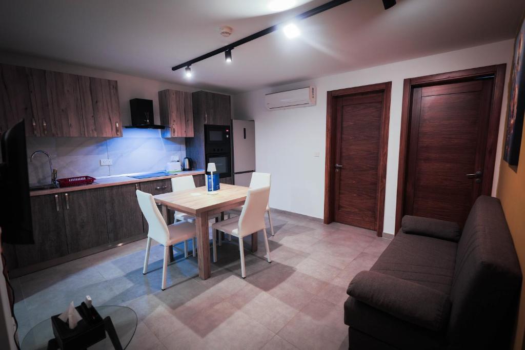 Kuchyň nebo kuchyňský kout v ubytování SkyLounge Suites