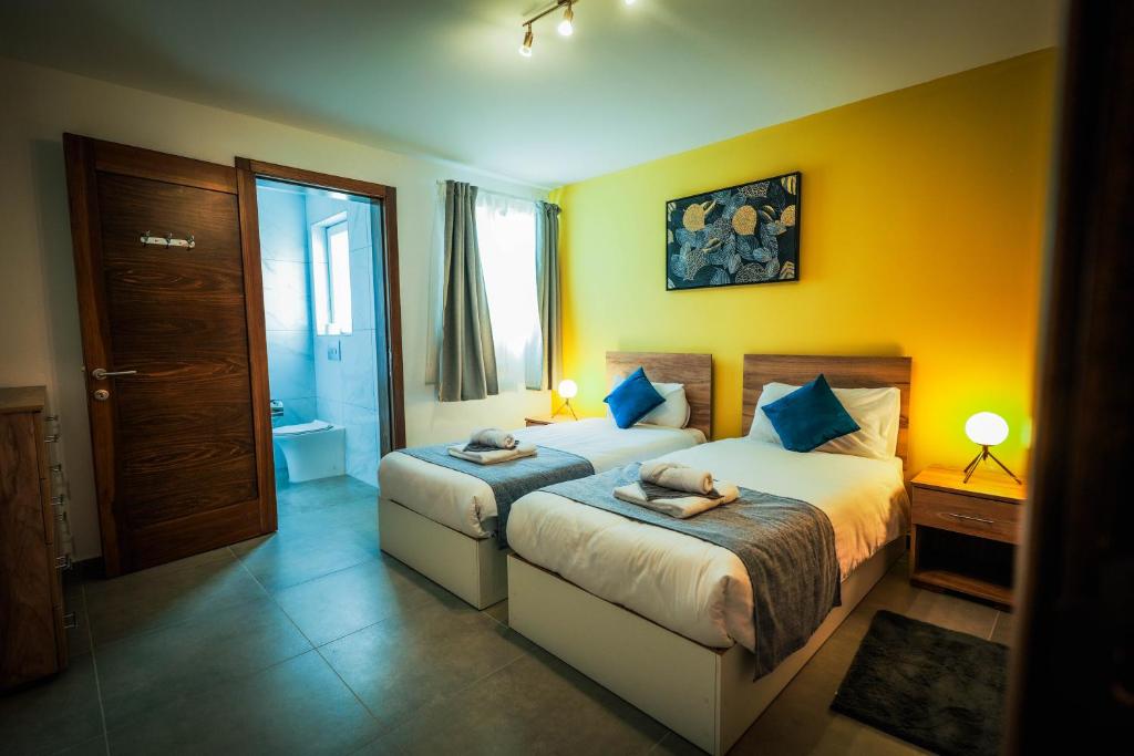 Postel nebo postele na pokoji v ubytování SkyLounge Suites