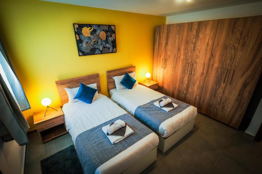 Postel nebo postele na pokoji v ubytování SkyLounge Suites