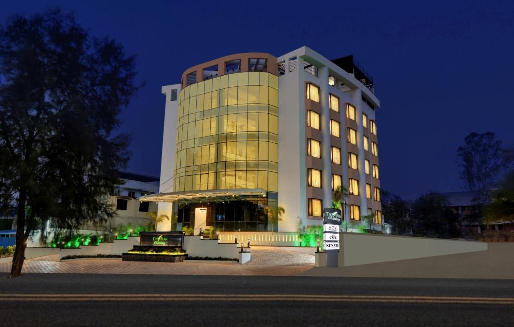 un bâtiment avec une façade éclairée la nuit dans l'établissement The Fern Residency, MIDC, Pune, à Pune