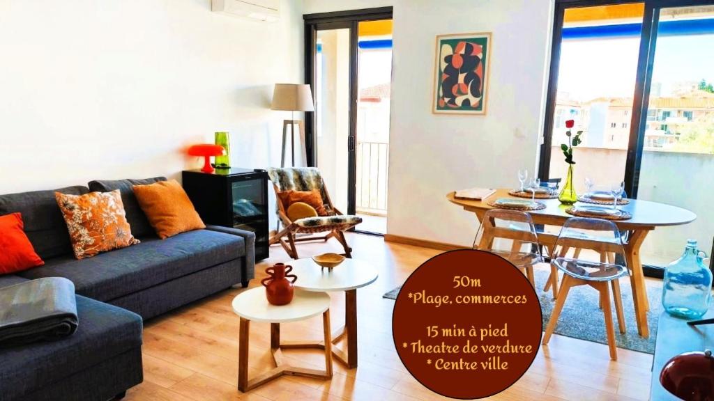 un salon avec un canapé et une table dans l'établissement F3-50m from Trottel Beach - Wifi - Air Conditioning, à Ajaccio