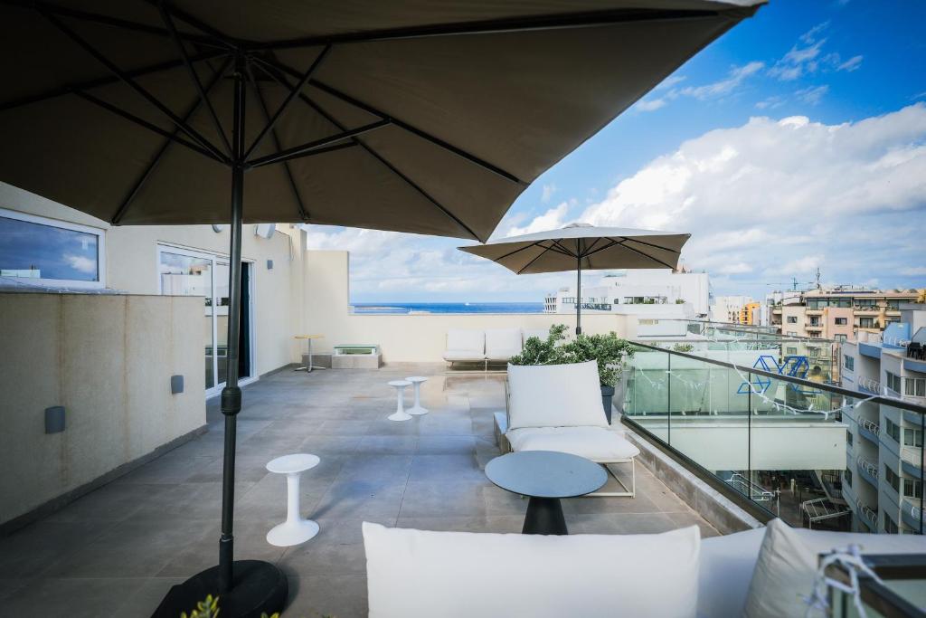 Balkón nebo terasa v ubytování SkyLounge Suites