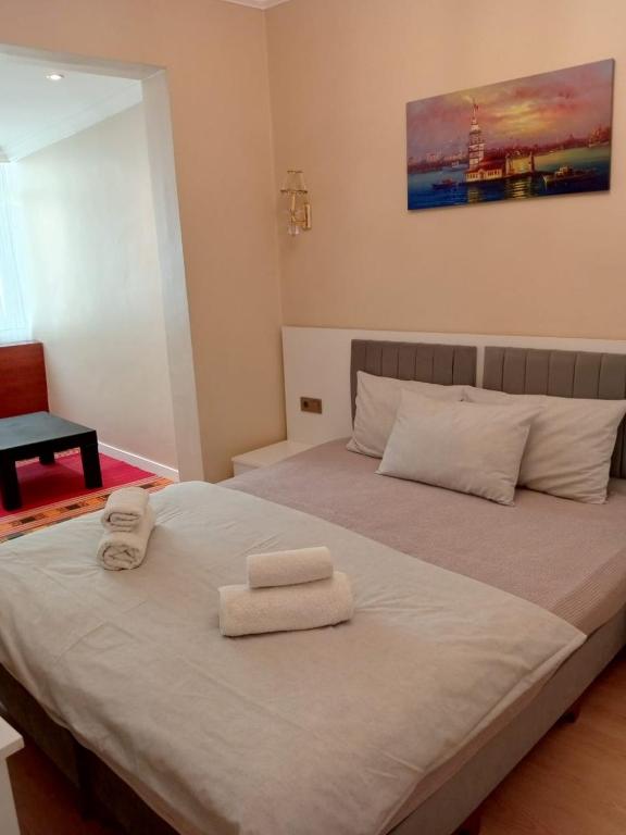 Un dormitorio con una cama con dos toallas encima. en Karina Apart Hotel, en Estambul