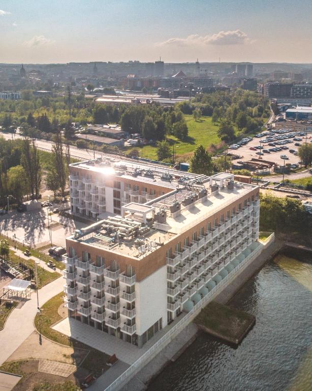 Výhled na řeku, která protéká v blízkosti hotelu