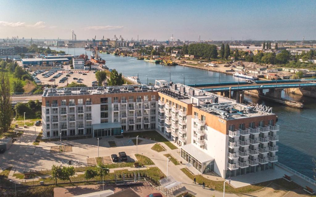 Výhled na řeku, která protéká v blízkosti hotelu