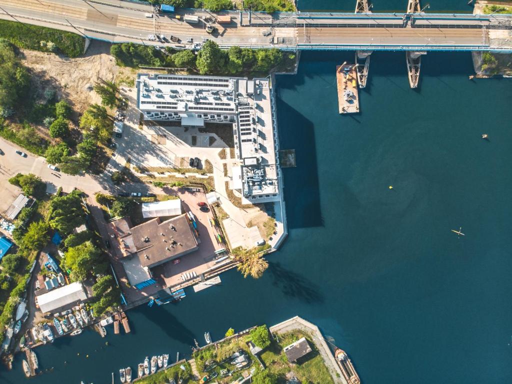 Výhled na řeku, která protéká v blízkosti hotelu