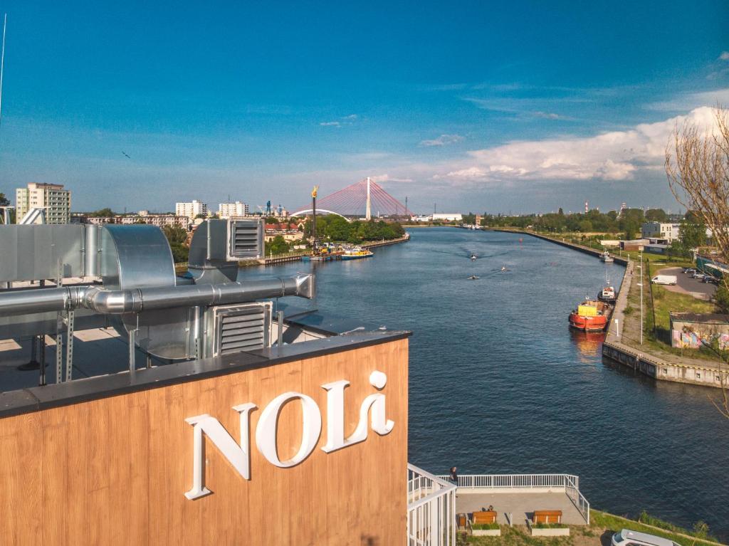 Výhled na řeku, která protéká v blízkosti hotelu