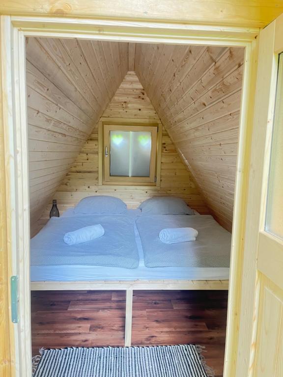 Postel nebo postele na pokoji v ubytování Glamping Lamperček