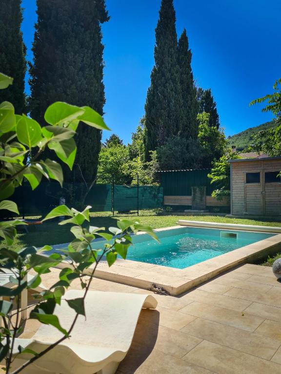 Bazén v ubytovaní Jolie villa loc-saisonnière - la petite cocagne alebo v jeho blízkosti